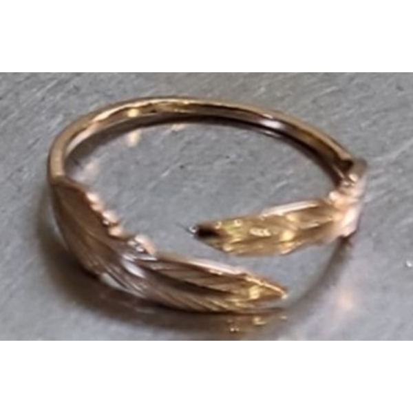 Ring w/ Feather Design 0.9 gram Stamped .925 Ring (Total Weight)