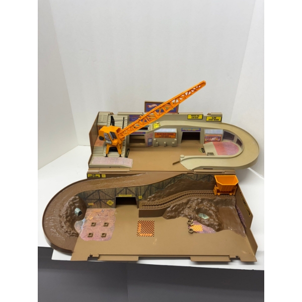  Vintage Mattel Hot Wheels Construction Site Sto and Go Set all stickers in great condition pop cult