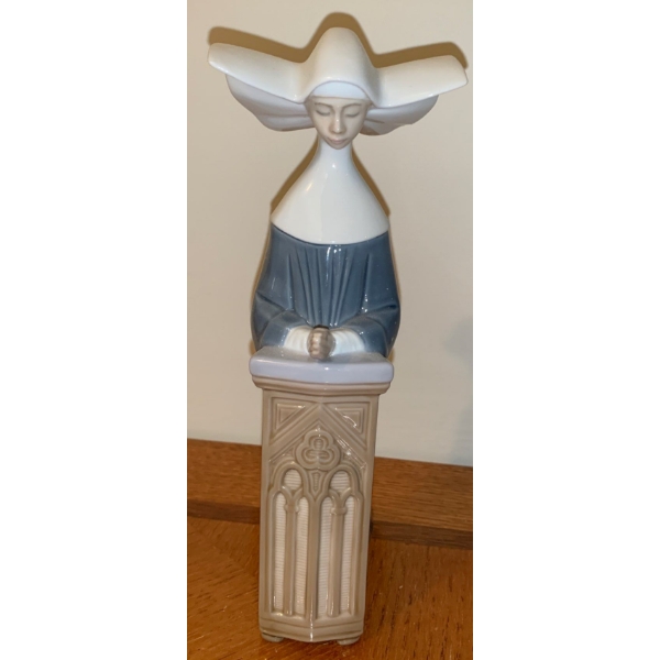 Lladro Porcelain Praying Nun 'Serene' 9T