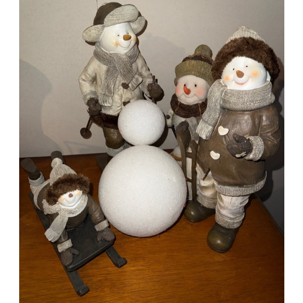 Family Of Four Snowman Figurines 10T - Holiday Ornaments 