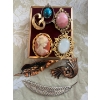 Image 1 : Beautiful selection of brooches

