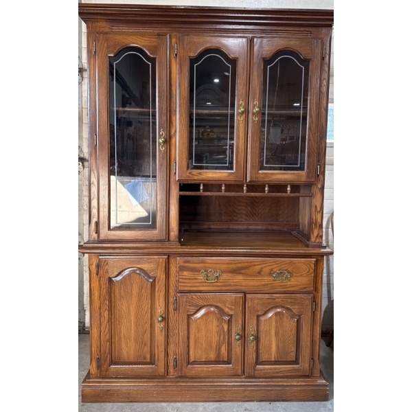 VIC DESIGNS - French Provincial Oak China Hutch 51x18x78