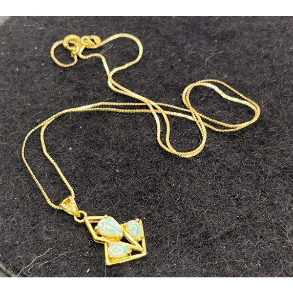 10K Gold and Opal Necklace (total weight 2.1g)