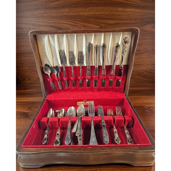 Silver-Plated and stainless steel Flatware Set in Wood Storage Case