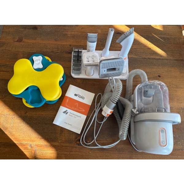 Floia Pet Grooming Kit  Model#LM1 w/Attachments & Puzzle Treat Tray
