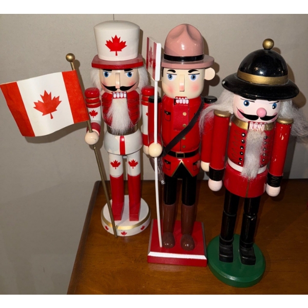 Canadian Nutcrackers Aye?!! Rare RCMP Figure & More 12T