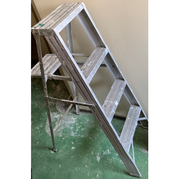 4 Ft' Aluminum Ladder w/ Painters Tray