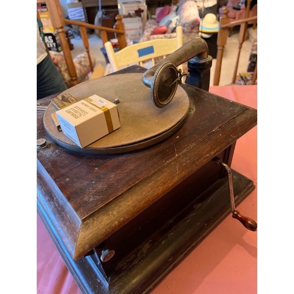 ANTIQUE COLUMBIA ECLIPSE HORNLESS GRAPHOPHONES TABLE-TOP includes four boxes of antique needles, Ame
