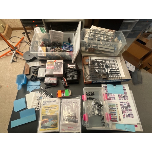 Miscellaneous Model Railroad Companents and Parts, Soundbox, Power Regulator, Wiring, Building Kit C