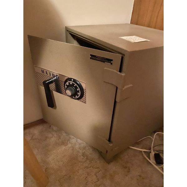 Floor Safe Bolted In - Needs Unbolting - Combo Included
