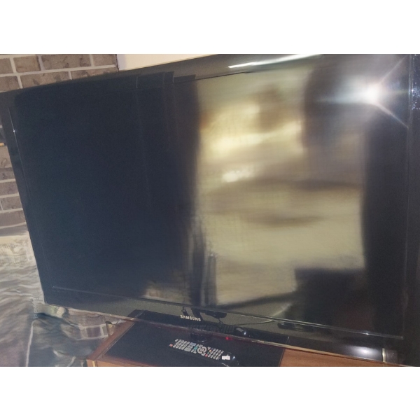 Samsung HDTV Model LN52B540P8F w/ Remote 