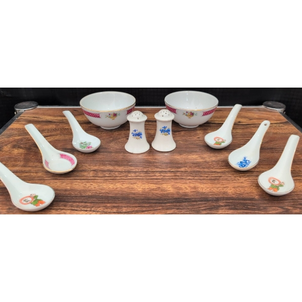 Pho Spoons, 2 Sauce Bowls, and Shakers Set