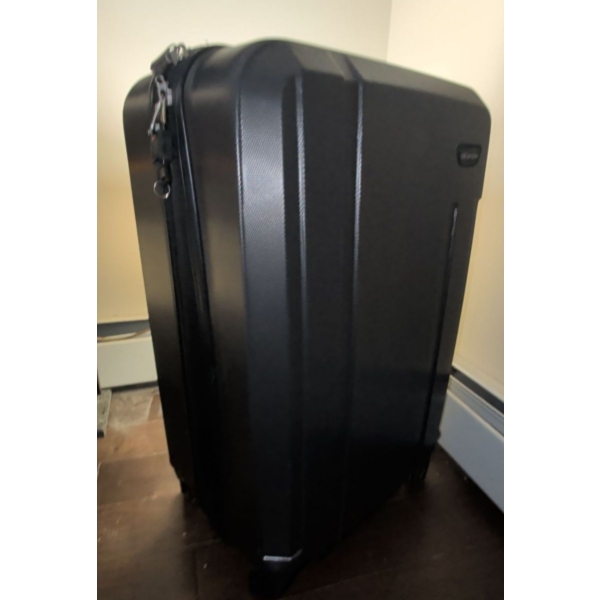 Trendy Brand Name Threads For Men In Hard Shell Travel Suitcase - Men's Large 