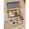 Image 2 : Vintage Gold- and Silver-Toned Jewelry Pieces, Chains, and Brooches