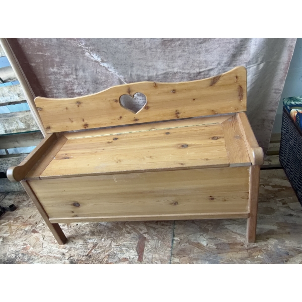 Wooden Storage Bench with Heart Cut-Out Backrest