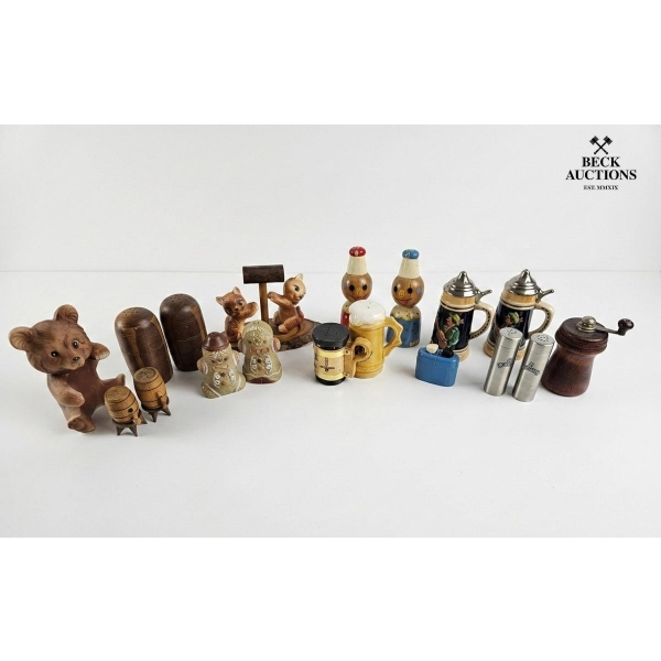 Different Porcelain figurals Salt And Pepper Shakers , Japan.