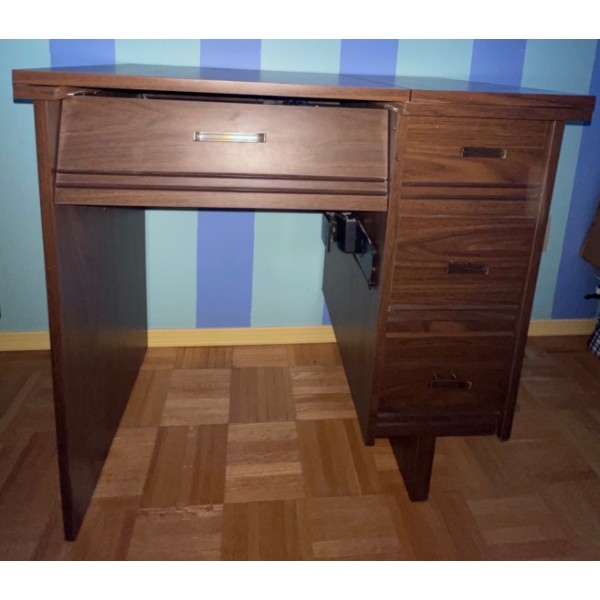 Brother's Pacesetter XL 700 Vintage Sewing Machine in Wooden Fitted Stand & Pedal 30w x 25d x 29h