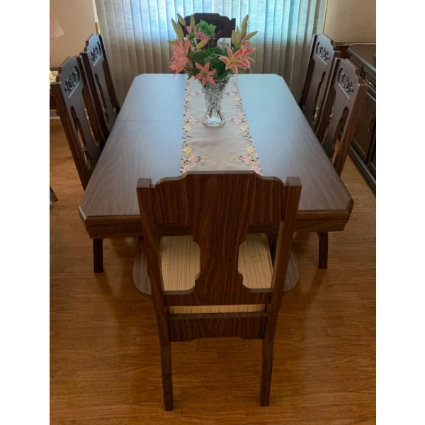 Dinner Table w/ 6 Chairs and 2 Leafs  (63W, 41D, 31T) 