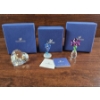Image 1 : Swarovski Crystal Lot: Heart, Blue Flower with Stand, and Pink Flower Figurines in Original Boxes