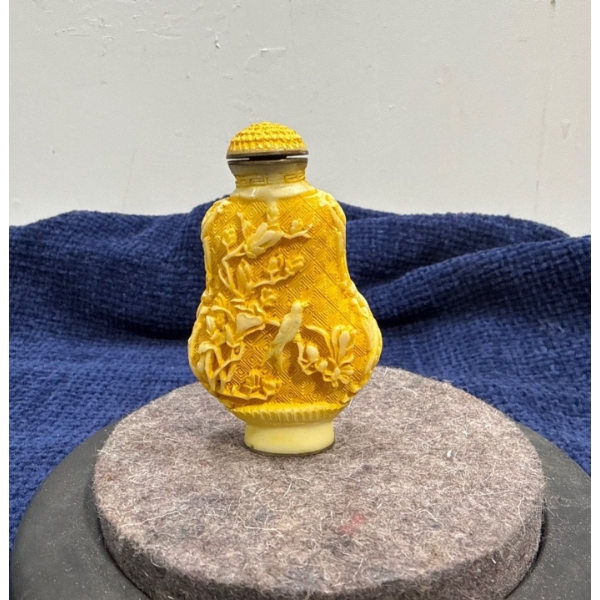 Yellow Carved Snuff Bottle with Spoon 3H