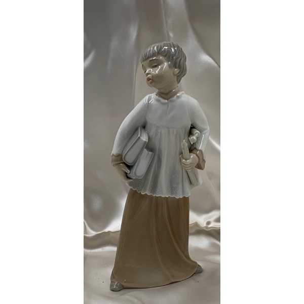 LLADRO Porcelain NOA Series 'Candlestick Alter Boy' 9T