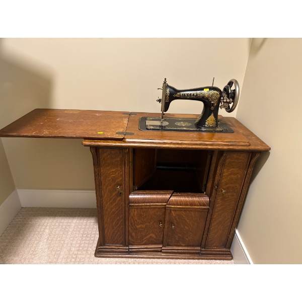 Singer Sewing Machine in Desk 908235