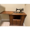 Image 1 : Singer Sewing Machine in Desk 908235