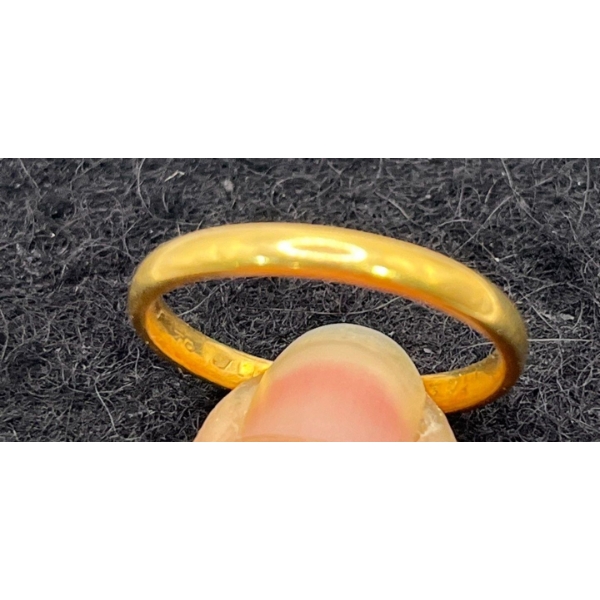 18k Gold Ring (total weight 2.6g)