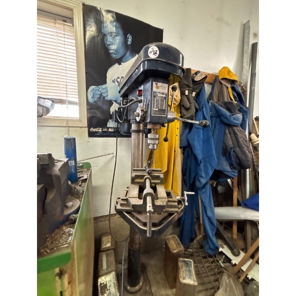 shop size 16 speed

 drill press in great condition with adjustable top along with vice