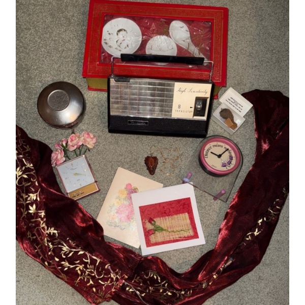 Vintage Nanaola 8 Transistor Radio & Collection Of Household Items 