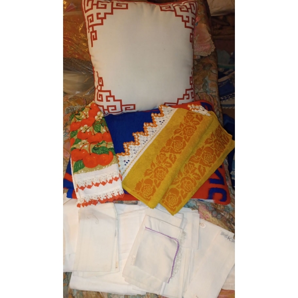 Bundle Of Vintage Towels w/ Embroidery Borders
