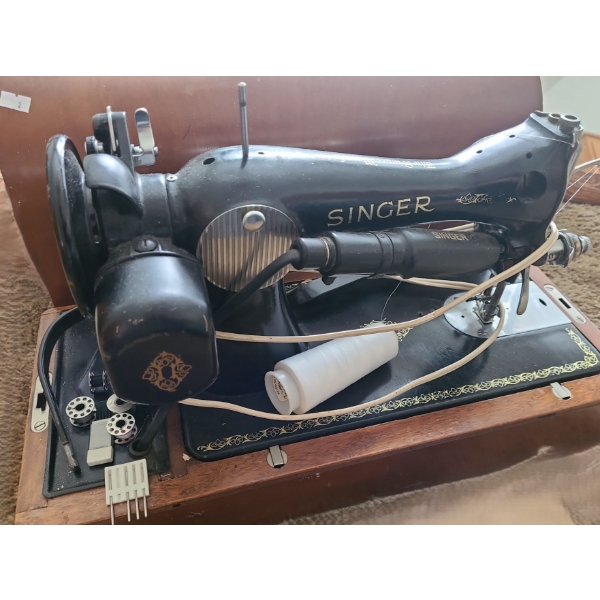 Vintage Singer Sewing Machine in Lockable Wooden Case 20 W, 9 D, 11 T, and Button Holer