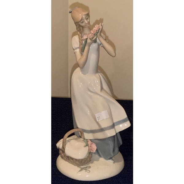 LLADRO Cecelia The Carnation Maiden Fine Porcelain Figure  - 4W, 5D, 11T 