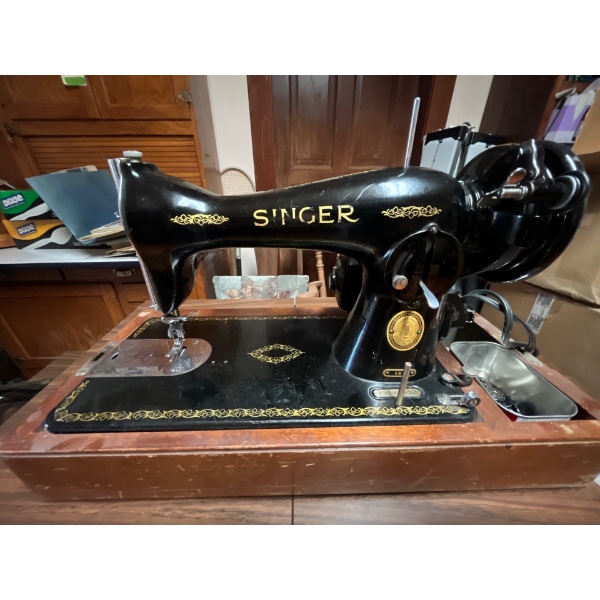 antique Singer sewing Machine 99k with all original carrying case and accessories in amazing conditi