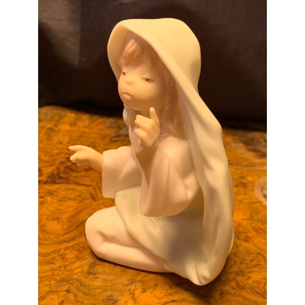 Golden Memories (Lladro Family of Products) Mary Figurine - 4.5T 