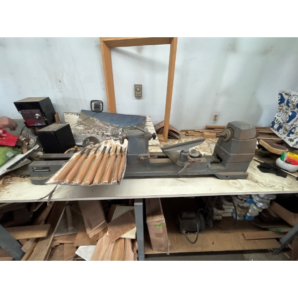 ROCKWELL heavy duty wooden lathe with original Rockwell chisel cat.46–130 with motor buyer must disa