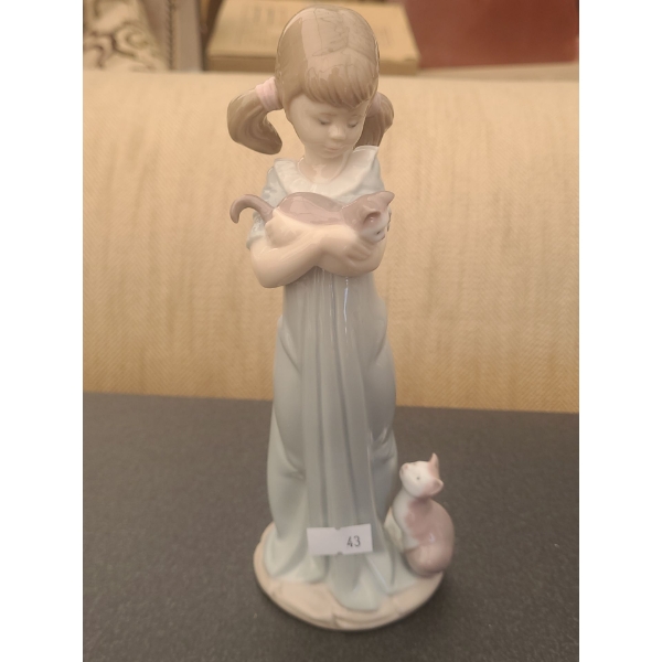 Lladro Handmaid in Spain "Daisa" Figurine