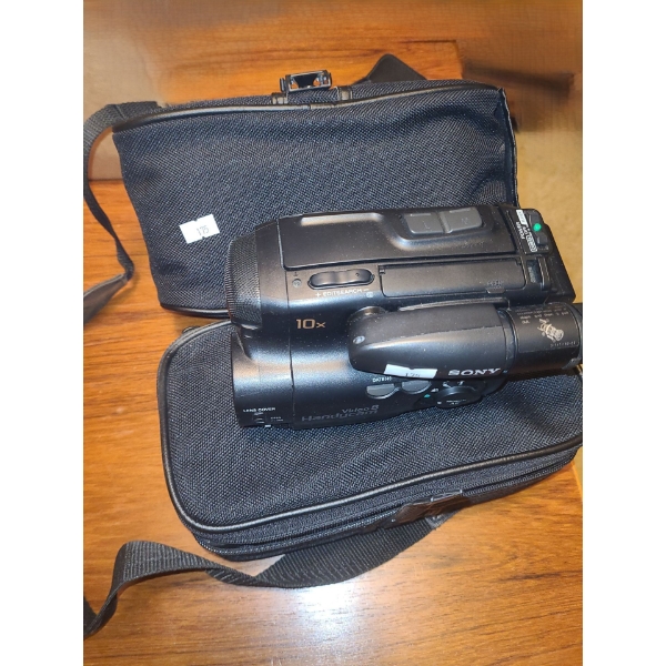 Sony Video 8 Handy Cam CCD-TR71, Includes Tripod 