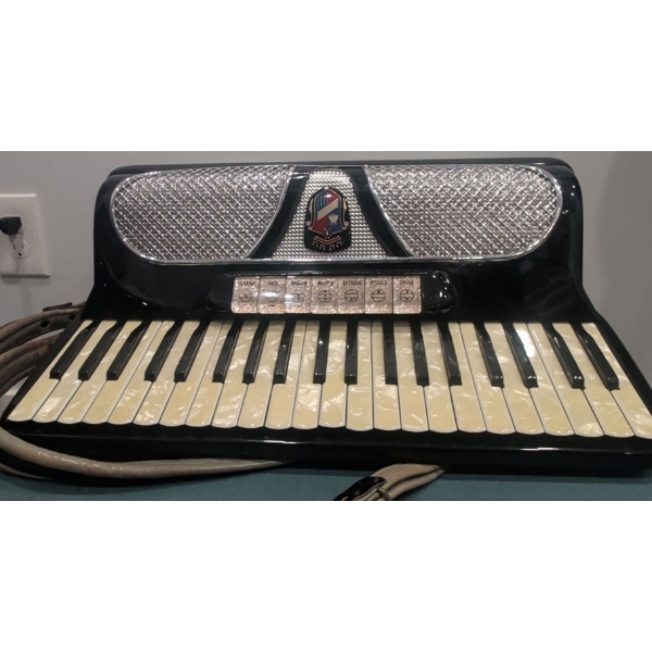 Vintage Vardes 120 Bass Accordian In Hard Shell Travel Case 23x19
