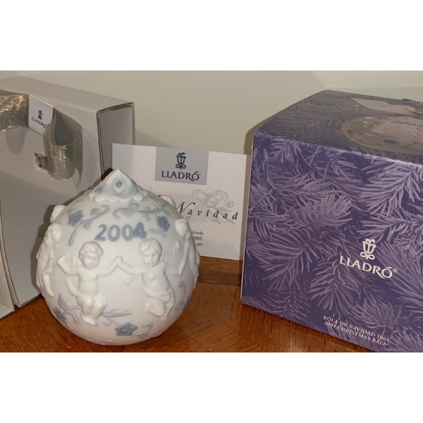 Lladro Porcelain 2004 Christmas Ornament w/ Bow 4T