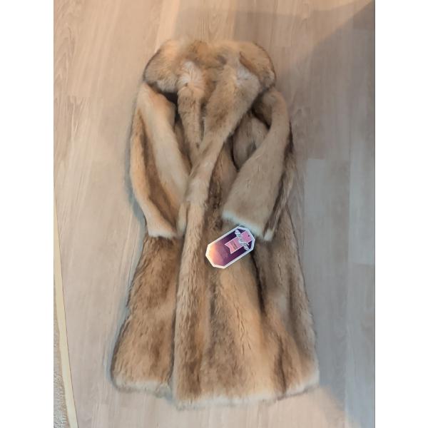 Stunning AEM Hurtiq Ltd. White Racoon Fur Coat Size Medium - New w/ Tags