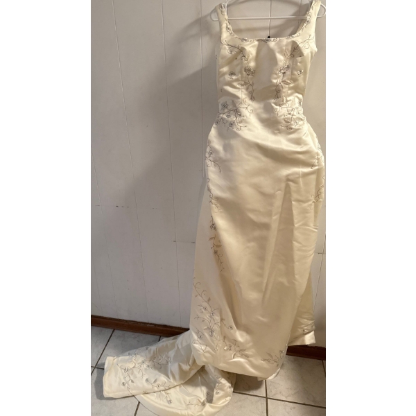 Stunning Vintage Wedding Gown Ladies Size 10 - NEW Tags Still On
