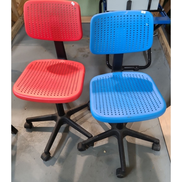 Set of 2 Desk Chairs on Casters (34"T, 16"W, 14"D)