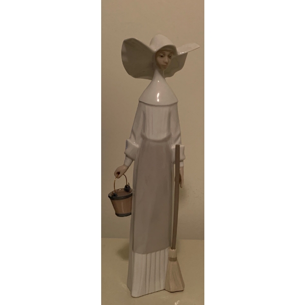 LLADRO  Porcelain 'Monjita Limpieza Blanca' - 10.5T 