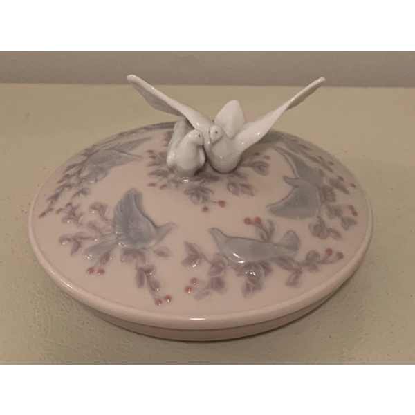 LLADRO Porcelain Beautiful Dove Trinket Box 2T