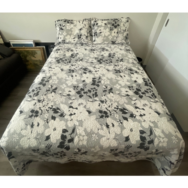 Double/Full Bed w/Pillow Top Mattress & Bedding  Quilt Sheets Mattress  54"w x74"d x 28"tall