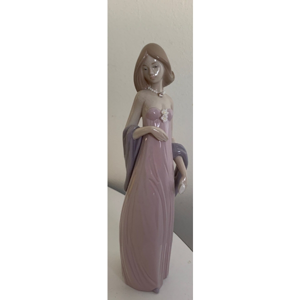 LLADRO Porcelain 'A Princess House' Exclusive Figure  - 8T 