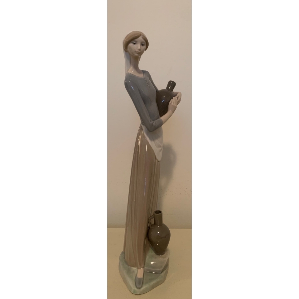  LLADRO Porcelain Milk Maid w/ Water Basin 13T