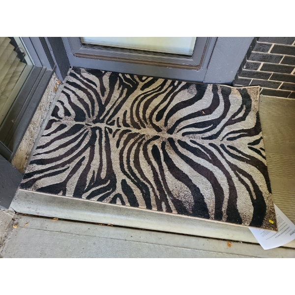 Outdoor zebra print rug - 55W, 39T
