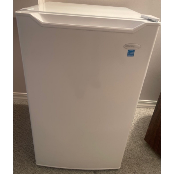 DANBY Diplomat Mini Fridge 19x22x33 Mo.DCR044B1WM-6 